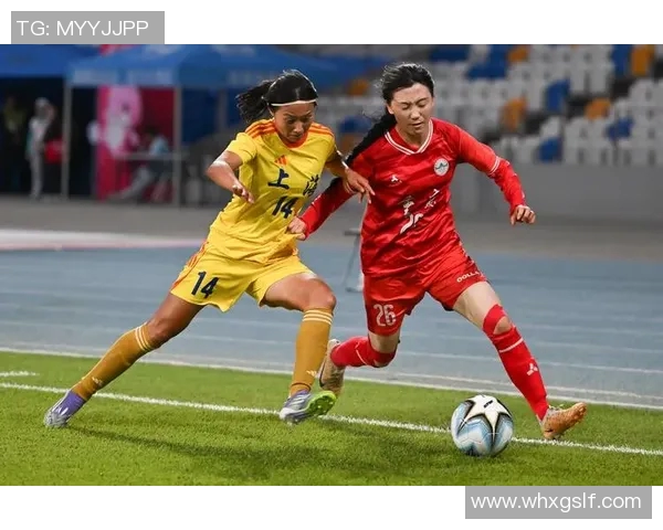 美女挑战足球知识猜测明星身份引发热议与讨论