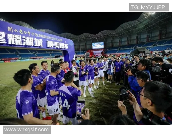 足球明星争相蹭镜头瞬间捕捉展现个性魅力与风采的精彩瞬间