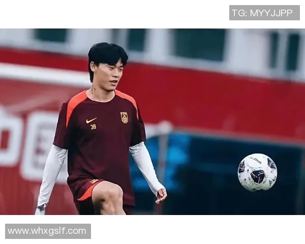 足球明星的光辉瞬间与无畏精神的生动描绘 足球明星的光辉瞬间与无畏精神的生动描绘