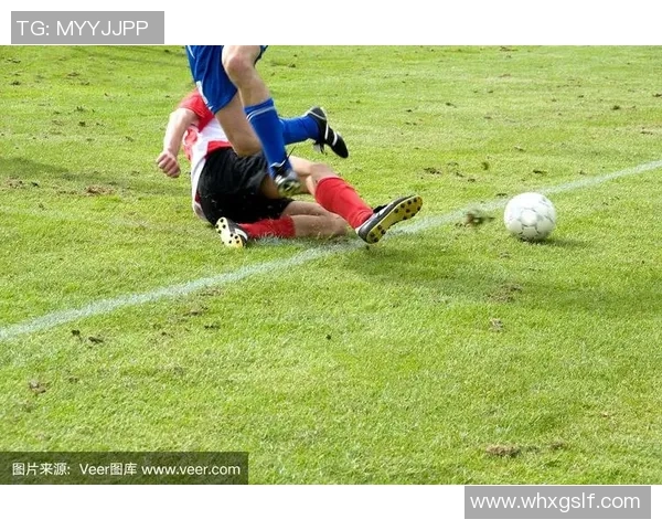 足球明星赛精彩瞬间回顾铲球技术的较量与友谊的碰撞 足球明星赛精彩瞬间回顾铲球技术的较量与友谊的碰撞